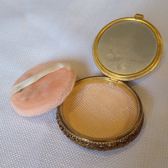 Art Nouveau Design Mesh Powder Compact - Picture 3 of 5